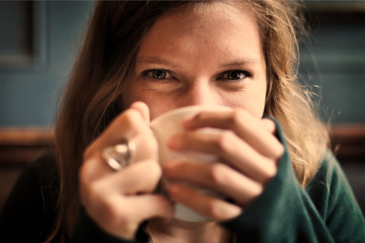 Kaffedrikning med sage espressomaskine